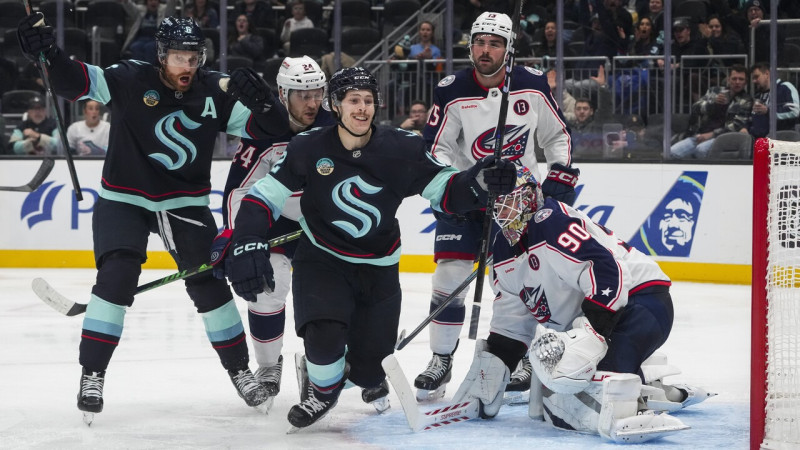 Merzļikins ielaiž divus desmit sekundēs, "Blue Jackets" izsēj iegūto Sietlā