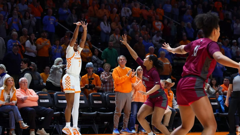 "Tennessee" basketbolistes iemet 30 tālmetienus NCAA spēlē