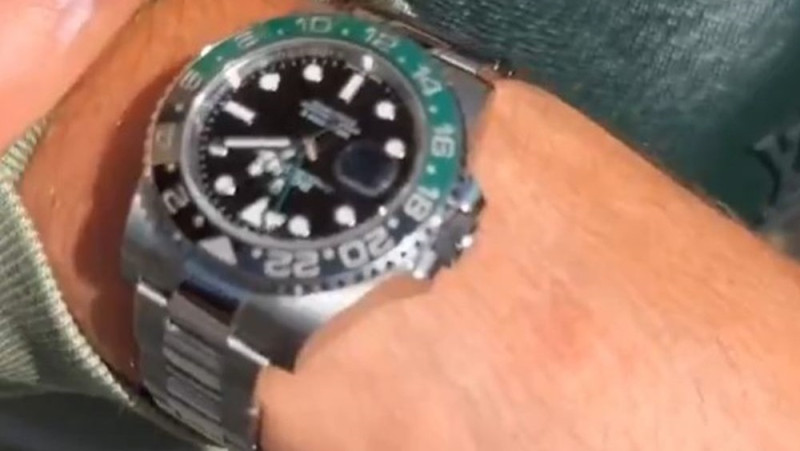 Neskatoties uz nopelnītajiem miljoniem, Usiks ikdienā staigā ar "Rolex" viltojumu