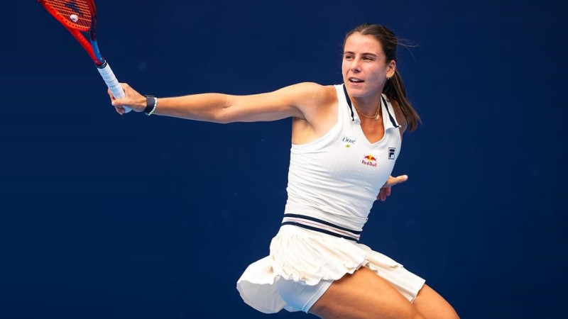 WTA progresa balvas ieguvēja Navarro jaunajā gadā sāk ar klupienu