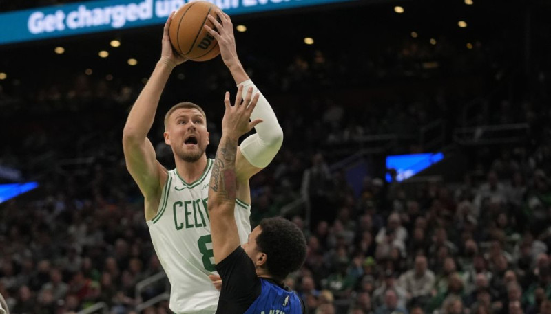 Porziņģim perfekts puslaiks, "Celtics" tiek galā ar "Magic"