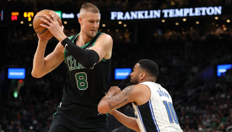 Porziņģis un "Celtics" uzvar piektajā spēlē un nosūta "Magic" vienību atvaļinājumā