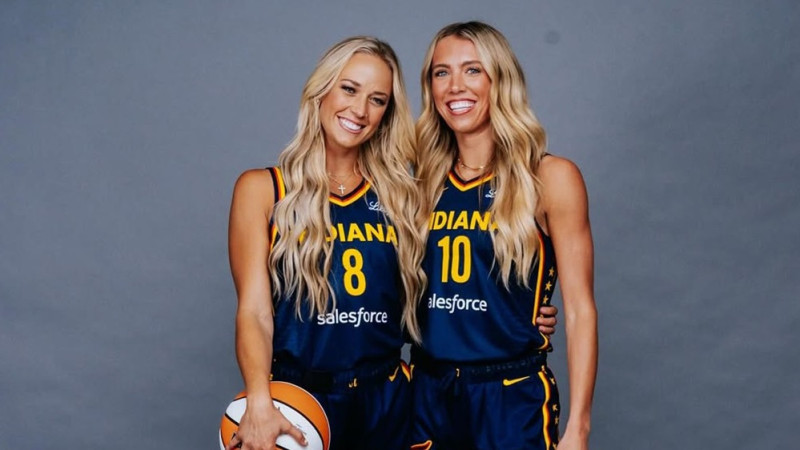Keitlina Klārka pajoko par "Fever" krāšņajām blondīnēm