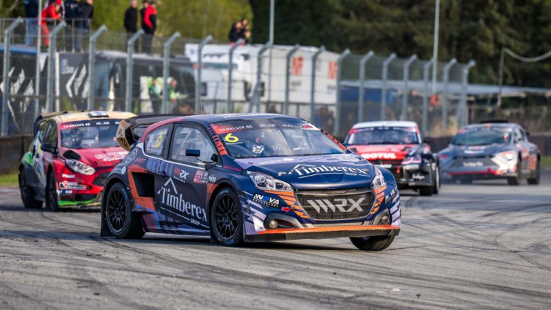 Baumanis un Vītols uzvar "RallyX" sacensību pirmajā dienā Rīgā