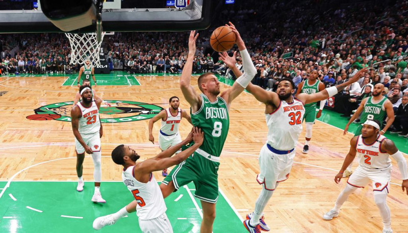 Porziņģim septiņi punkti, čempione "Celtics" Ņujorkā nonāk pie fiasko robežas