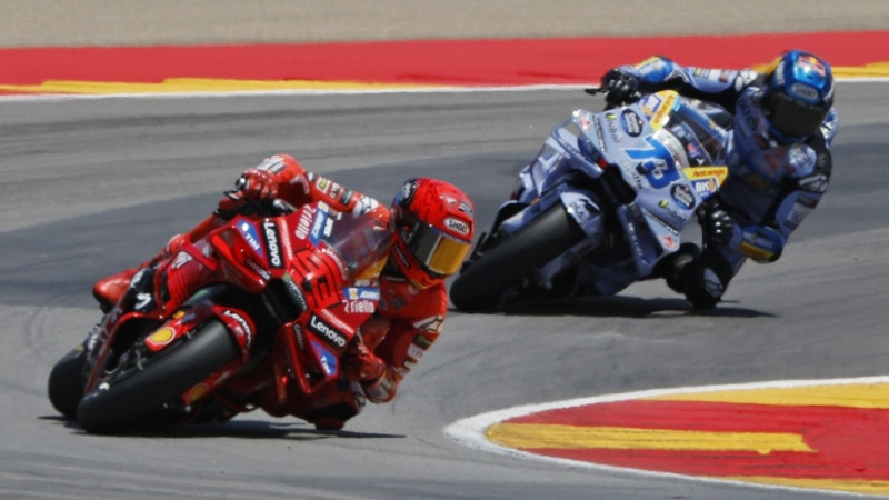 Marks Markess pārspēj brāli un triumfē ''MotoGP'' Aragonas Grand Prix