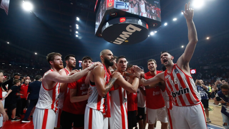 Skandāliem pielietajā finālsērijā "Olympiacos" atgūst Grieķijas troni