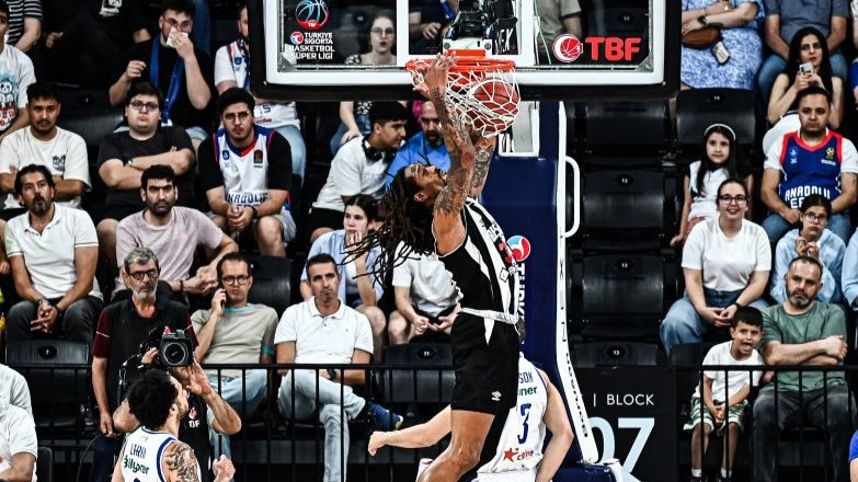 "Beşiktaş" nepadodas un Turcijas pusfinālu atgriež uz savu krātiņu