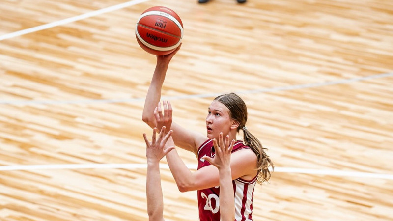 U18 meitenes pārķer 17 bumbas un pārbaudes spēļu ciklu pabeidz ar uzvaru