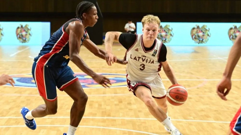 Egle plosās, Latvijas U20 basketbolisti smagā cīņā sasniedz pusfinālu