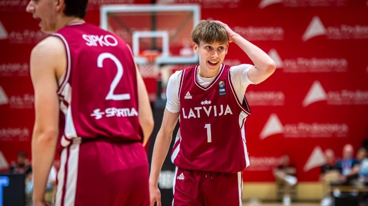Valdis Valters spīd ar 26 punktiem, Latvijas U18 basketbolisti 1/8 finālā šokē Lietuvu