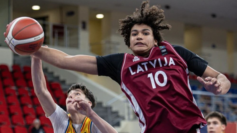 Latvijas U16 basketbolisti pārspēj rumāņus un triumfē apakšgrupā