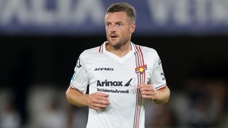 Dženova izmanto ''Como'' sarkano kartīti, ''Leicester'' leģenda Vārdijs debitē A sērijā