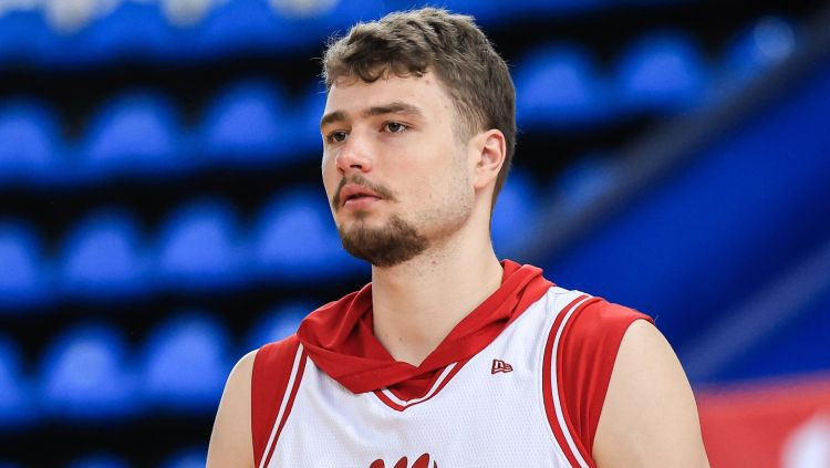 Helmanis un sarkanie velni izglābjas no sezonas noslēgšanas