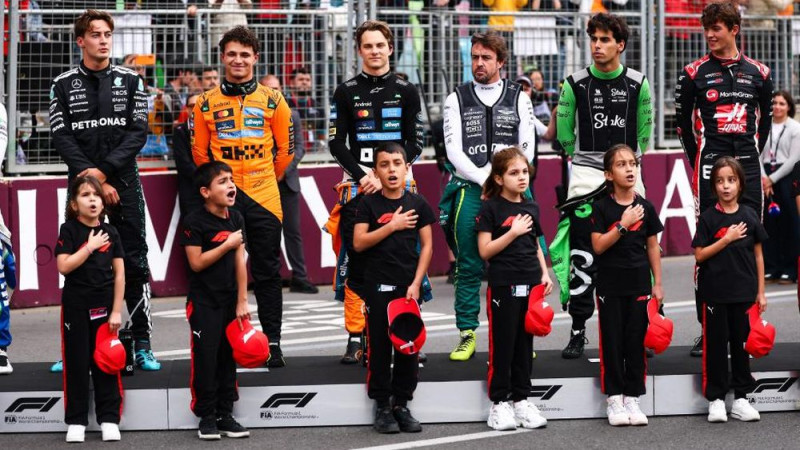 Video: Raselu un Norisu sasmīdina aizrautīgs himnas dziedātājs