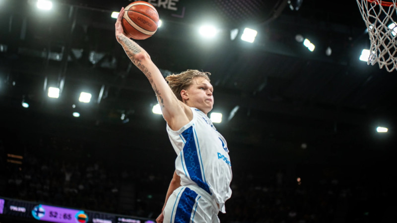 Skolu pie malas: ASV vidusskolnieks Mūrinens paraksta līgumu Eirolīgā