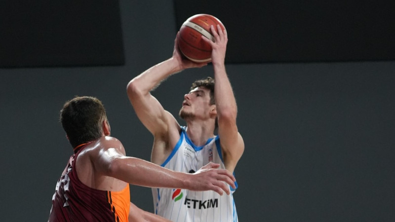 Blumbergs cītīgi cīnās zem groziem komandas iespaidīgā uzvarā