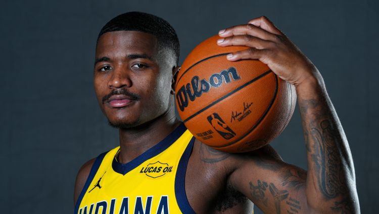 Indianas "Pacers" debitants mūk no policijas un tiek aizturēts