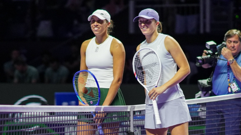 WTA finālturnīra ievadā uzvar Švjonteka un Ribakina