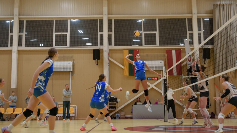 Latvijas U18 volejbolistes Viļņā nespēj aizķert pirmo punktu