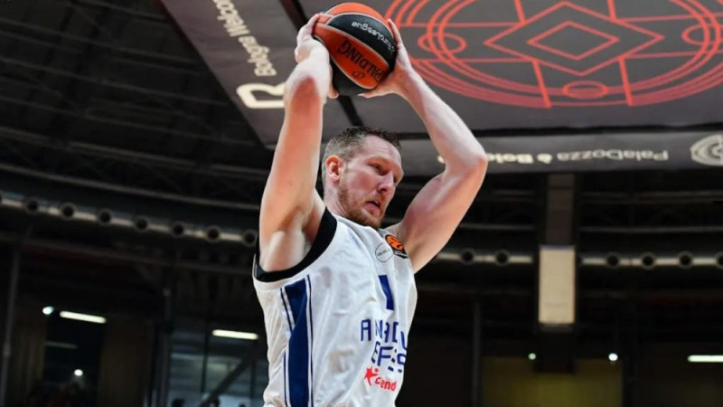 Šmits otrs rezultatīvākais "Anadolu Efes" grūtā uzvarā