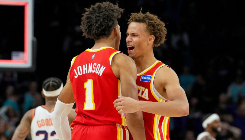 "Hawks" iespaidīga atspēlēšanās Fīniksā, Porziņģis spēli vēro no malas