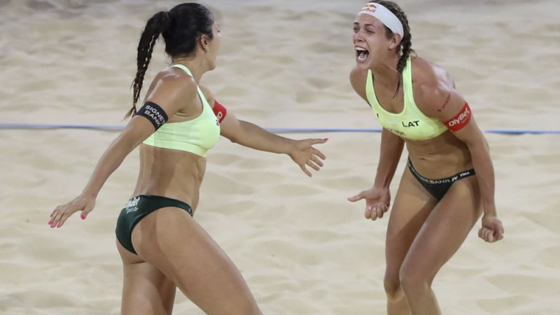 "Vai rīt būs brīvdiena?" Soctīklu lietotāji priecājas par pludmales volejbola zeltu