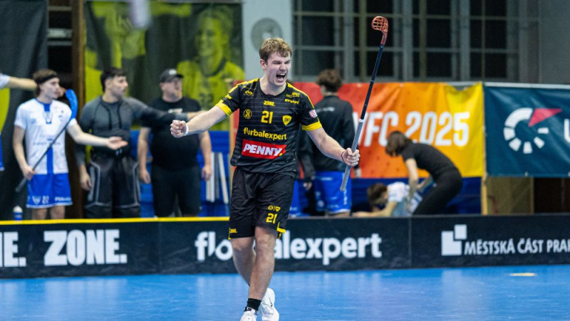 Savinam spilgta spēle, komanda turpina grimt