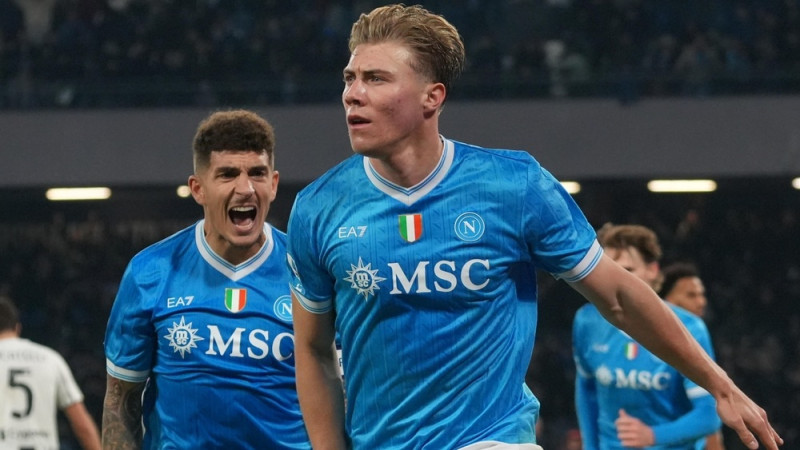 Hejluna dublis ļauj ''Napoli'' pārspēt ''Juventus'' un atgriezt līderpozīciju