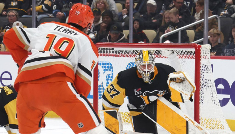 Šilovam zaudējums bullīšos, Merzļikins otro spēli pēc kārtas rezervē