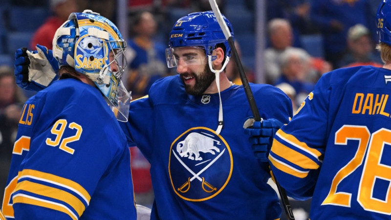 Bufalo "Sabres" aizsargs spēlē pret Ābola komandu salauž kāju