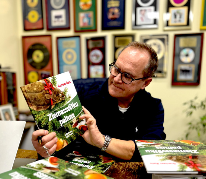 Izdota jauna Guntara Rača grāmata – sarkastiska poēma " Ziemassvētku paltuss"