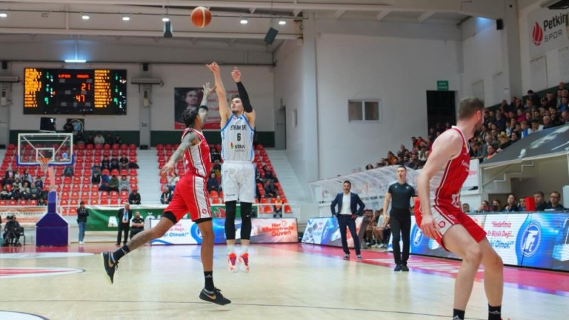 Blumbergs uguņo no perimetra un Turcijā iemet 22 punktus