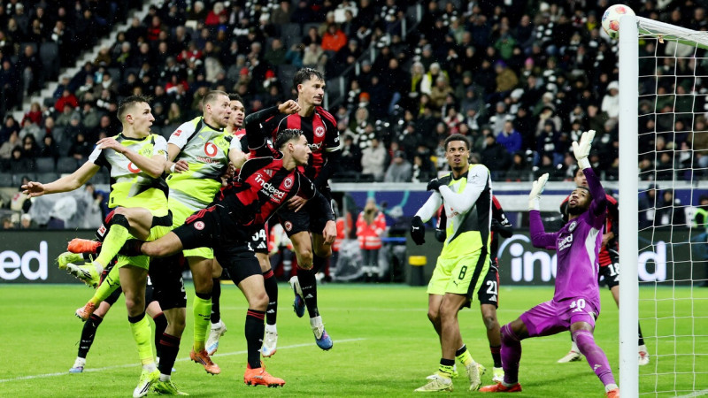 Minheniešu tuvākā sekotāja dramatiskā kaujā izlaiž pārsvaru un izglābjas