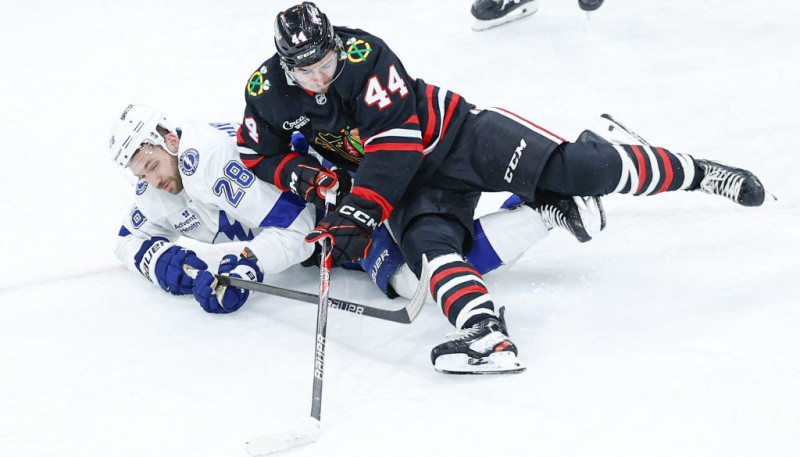 Girgensons un "Lightning" turpina dzīties pakaļ "Avalanche"