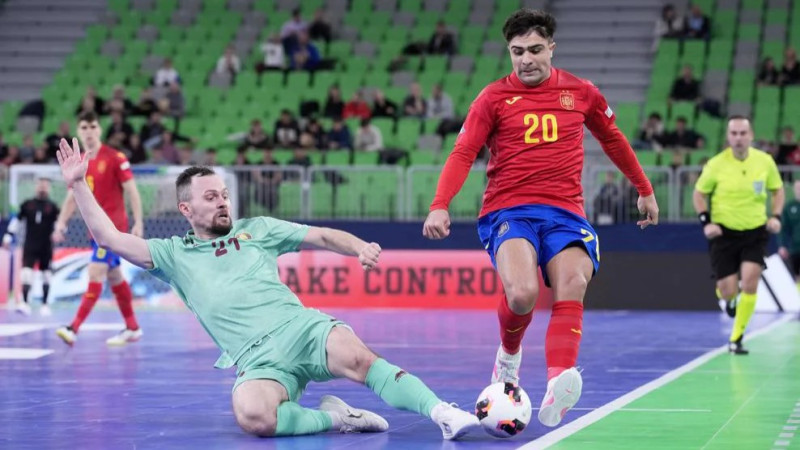 Eiropas titulētākā izlase pasvīst pret baltkrieviem, slovēņi iesit piecus, bet nervozē galotnē