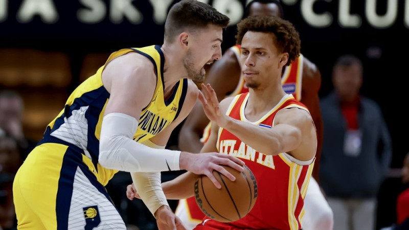 Danielss beidzot trāpa tālmetienu, ″Hawks″ izcīna trešo uzvaru pēc kārtas