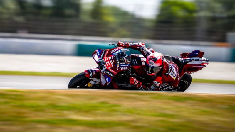 Čempions Markess testus sāk kā līderis, Kvartararo piedzīvo smagu kritienu