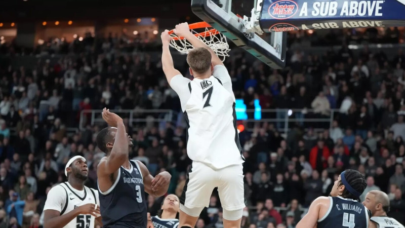 Igaunim 20 punkti Providensas panākumā NCAA, Vāvers laukumā pusstundu