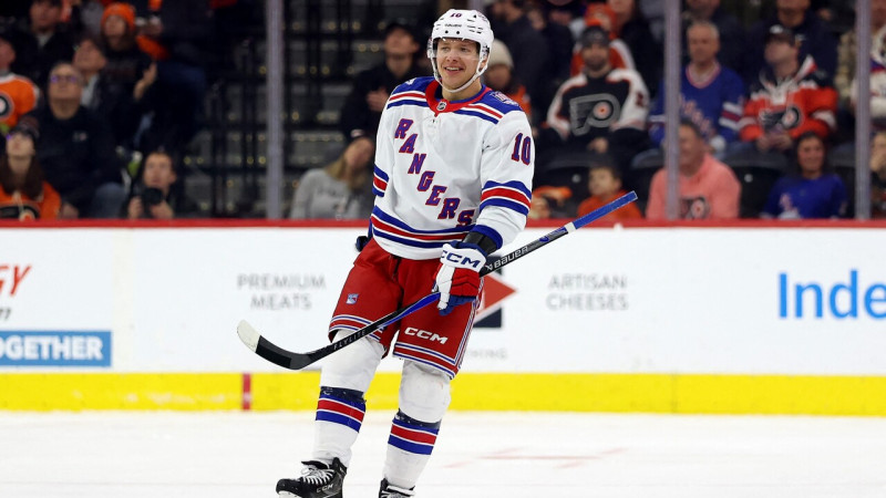 Apakšgalā esošā "Rangers" aizmaina savu spīdekli, "Penguins" aizsargam milzu sods