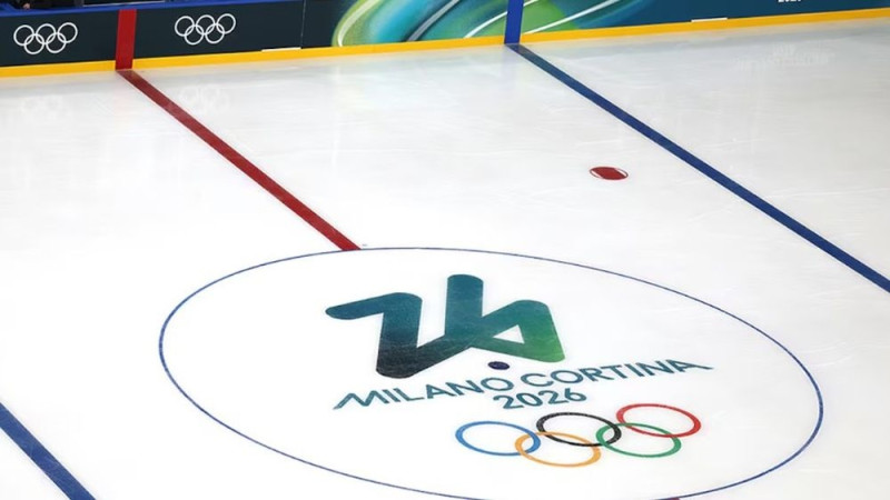 Milānā uz ledus kāps hokeja spožākās zvaigznes, turpinās arī cīņas ātrslidošanā