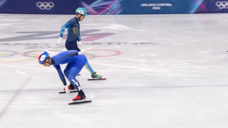Video: Ar pēcpusi pa priekšu – itāļu šorttrekists amizanti sasniedz pusfinālu