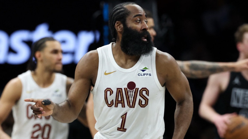 Hārdens ar lauztu īkšķi tuvojas triple-double, Jokičam 35+13+9 un zaudējums