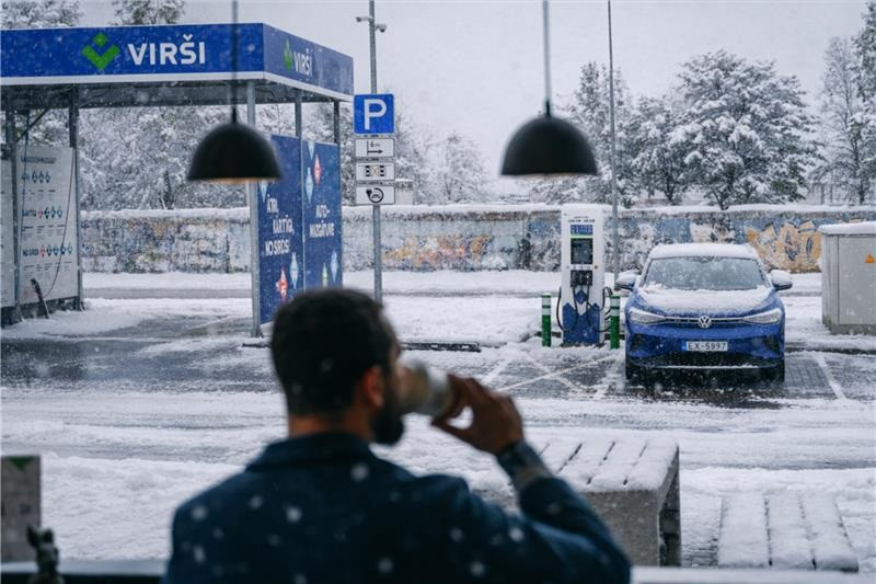 Īpaši ātrā elektroauto uzlāde Viršu stacijās visā Latvijā