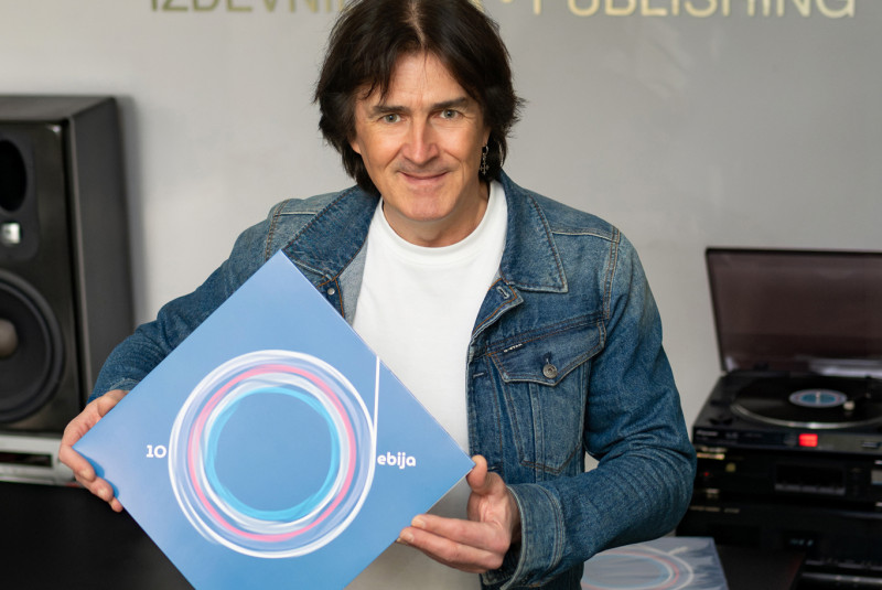 “100Debija” populārākās dziesmas izdotas vinila skaņuplatē