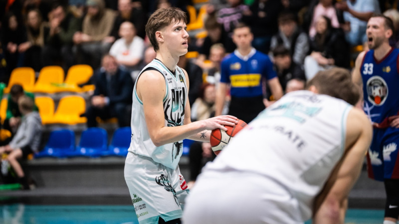 Aleksandrovs: "Junioros drīkstu mest grūtos metienus, bukos - jāspēlē kombinācijas"