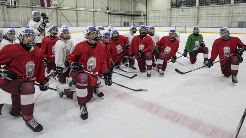 Latvijas U18 hokejisti pārbaudes mačā apspēlē poļus