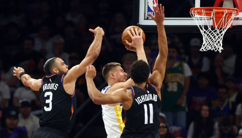 Vēl viena atspēlēšanās nenotiek – Porziņģa un "Warriors" sezona noslēdzas Fīniksā