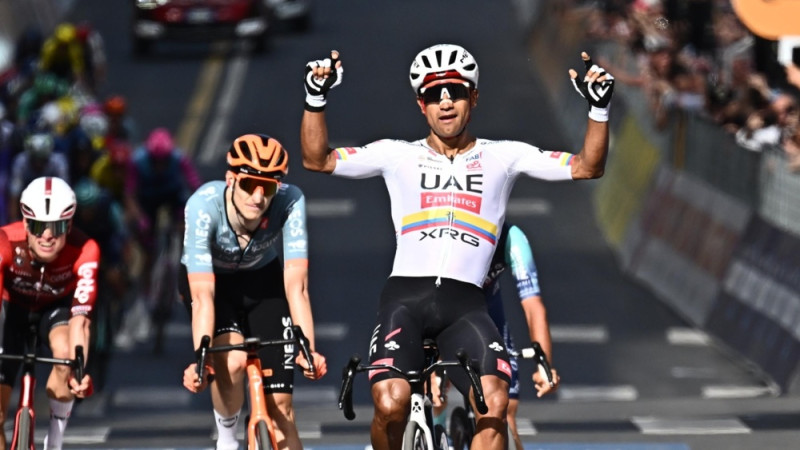 Prestižā "Giro d'Italia" ceturtajā posmā uzvar Narvaess