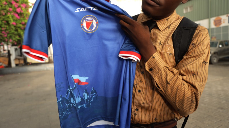 Haiti izlasei jāmaina krekli: FIFA uz tiem saredz politisku motīvu
